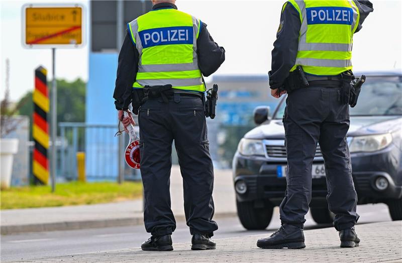 Faeser will Grenzkontrollen ausweiten - Schleuser gefasst Beamte der Bundespolizei stehen am deutsch-polnischen Grenzübergang Stadtbrücke in Frankfurt (Oder).