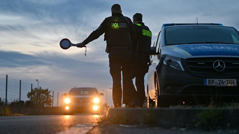 Beamte der Bundespolizei stoppen an der deutsch-polnischen Grenze ein Auto. Bundesinnenministerin Faeser zufolge sind durch vorübergehende Grenzkontrollen seit Oktober 17.600 unerlaubte Einreisen verhindert worden.