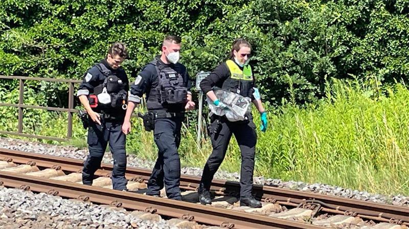 S5 und „Start“: Mutmaßlicher Brandanschlag legt Zugverkehr lahm Beamte der Bundespolizei waren am Dienstagmittag noch am Einsatzort.