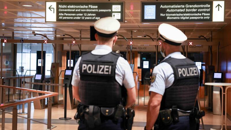 Reisender entgeht am Flughafen knapp Haftstrafe Beamte der Bundespolizei warten am Flughafen Hamburg.