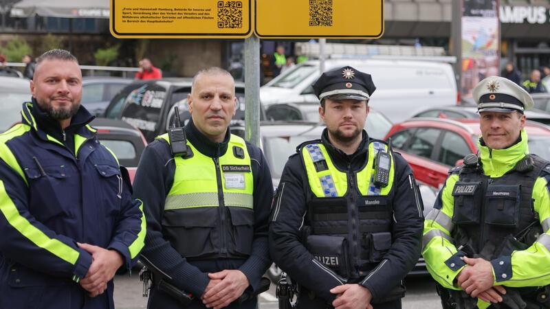 Beamte der Landes- und der Bundespolizei sowie Mitarbeiter der Hochbahnwache und der DB-Sicherheit, die so genannte „Quadro-Streife“ kontrolliert.