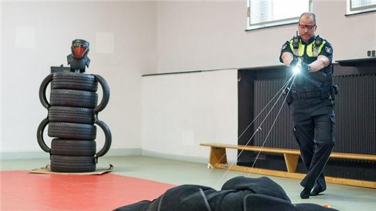 Beamte der Landespolizei demonstrieren den Einsatz eines „Taser 7“.