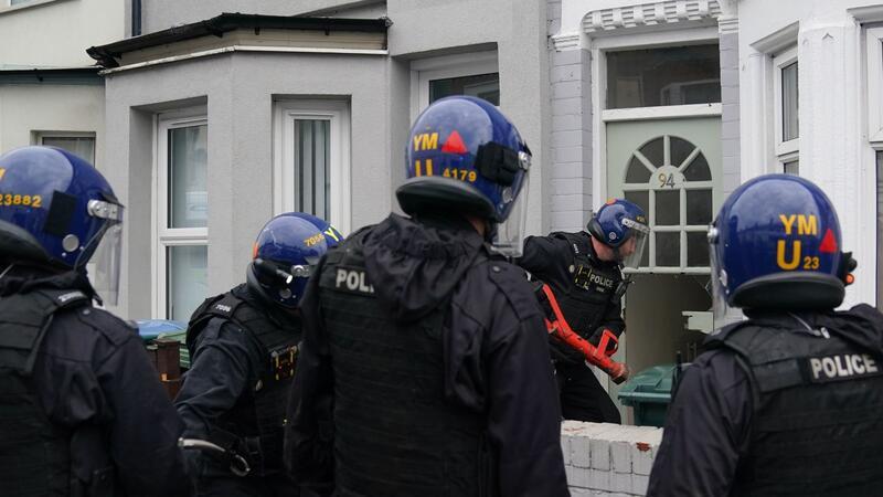 Beamte der Polizei der West Midlands verschaffen sich Zutritt zu einem Grundstück in Coventry.