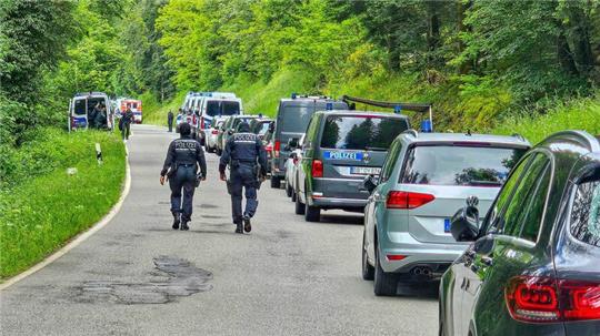 Beamte der Polizei sind bei einer Durchsuchung eines Grundstücks am Ortsrand von Althengstett in Baden-Württemberg im Einsatz.