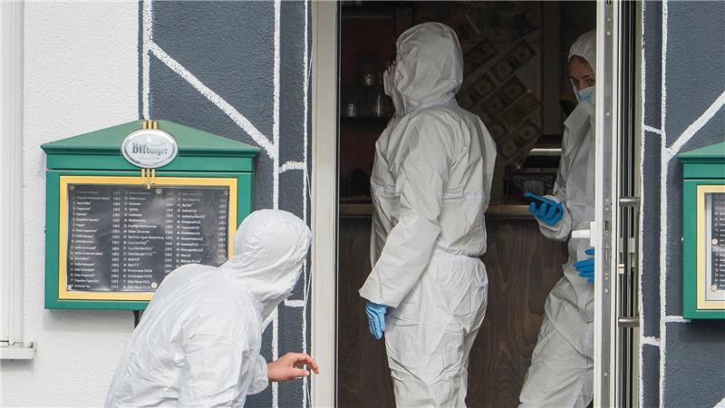 Beamte der Spurensicherung arbeiten in dem Lokal in Raunheim.