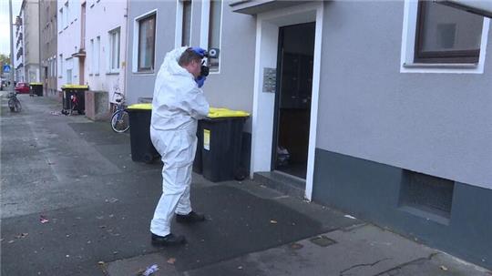 Beamte der Spurensicherung arbeiten vor einem Haus in Hannover.