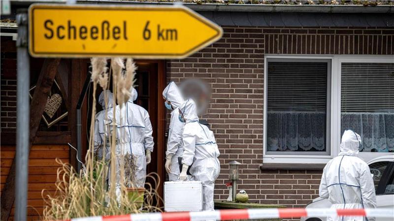 Beamte der Spurensicherung gehen nach der Tat zu einem Einfamilienhaus in der Gemeinde Scheeßel. 