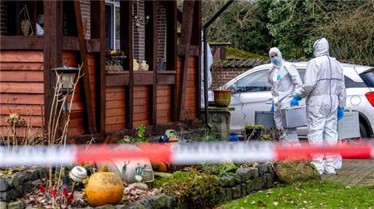 Beamte der Spurensicherung gehen zu einem Einfamilienhaus in der Gemeinde Scheeßel.
