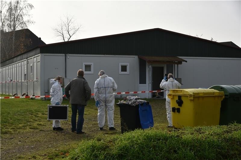 Beamte der Spurensicherung nehmen die Asylbewerberunterkunft in Fredenbeck in Augenschein. Foto: Beneke