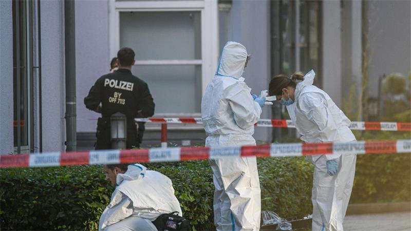 Tödliche Attacke in Bank - Spezialkräfte fassen Angreifer Beamte der Spurensicherung sind am Taort im Einsatz.
