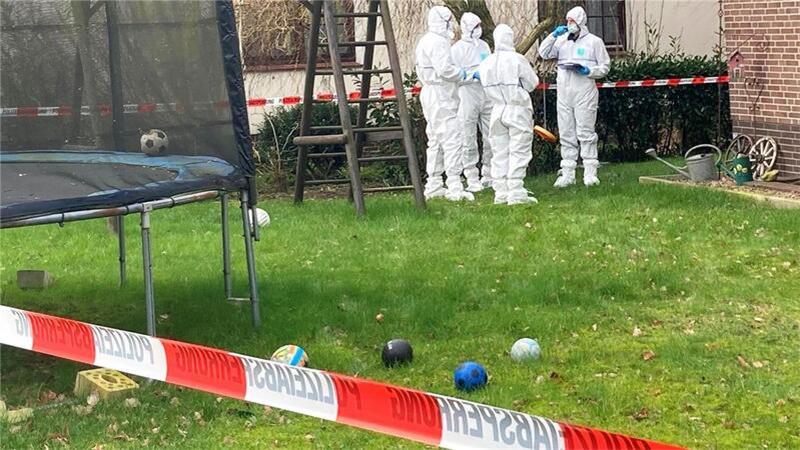 Entsetzliche Bilder nach dem Vierfach-Mord: Eltern finden tote Tochter Beamte der Spurensicherung stehen vor einem Einfamilienhaus in der Gemeinde Scheeßel. Ein Bundeswehrsoldat steht im Verdacht, vier Menschen im Landkreis Rotenburg erschossen zu haben. Nun steht er in Verden vor Gericht.