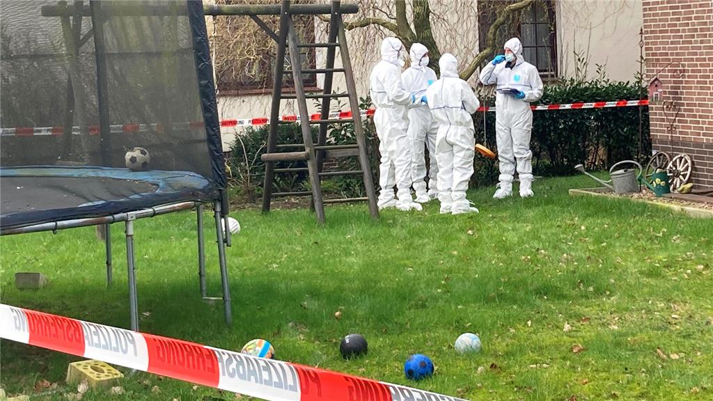 Beamte der Spurensicherung stehen vor einem Einfamilienhaus in der Gemeinde Sche...
