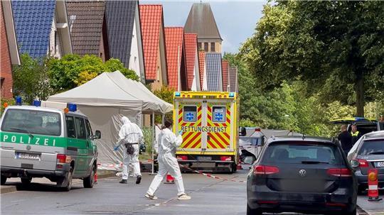 Beamte der Spurensicherung untersuchen den Tatort in Osnabrück.