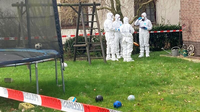 Bundeswehrsoldat soll vier Menschen erschossen haben Beamte der Spurensicherung vor einem Einfamilienhaus in der Gemeinde Scheeßel.