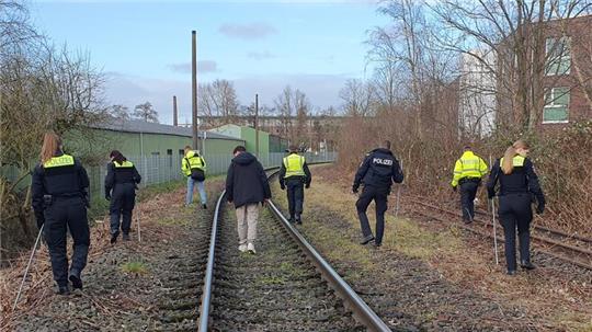 Beamte der Stader Mordkommission sowie Bereitschaftskräfte aus Lüneburg durchkämmten die Gleise am Güterbahnhof.