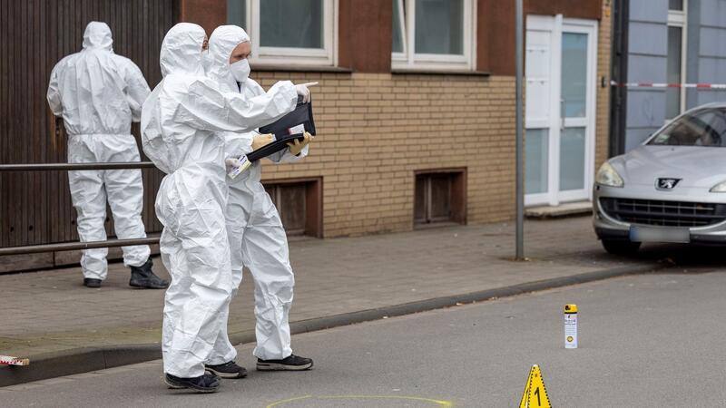 Messerangriff auf Kinder: Haftbefehl wegen versuchten Mordes Beamte der der Spurensicherung im Einsatz.