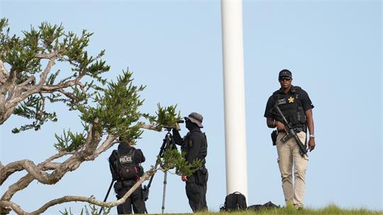 Beamte des Secret Service, der für die Sicherheit des Präsidenten zuständig ist, sichern den Trump National Golf Club im Großraum Los Angeles.