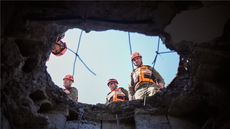 Beamte des israelischen Heimatfrontkommandos inspizieren ein beschädigtes Wohnhaus nach einem iranischen Raketenangriff in der israelischen Stadt Petach Tikwa.