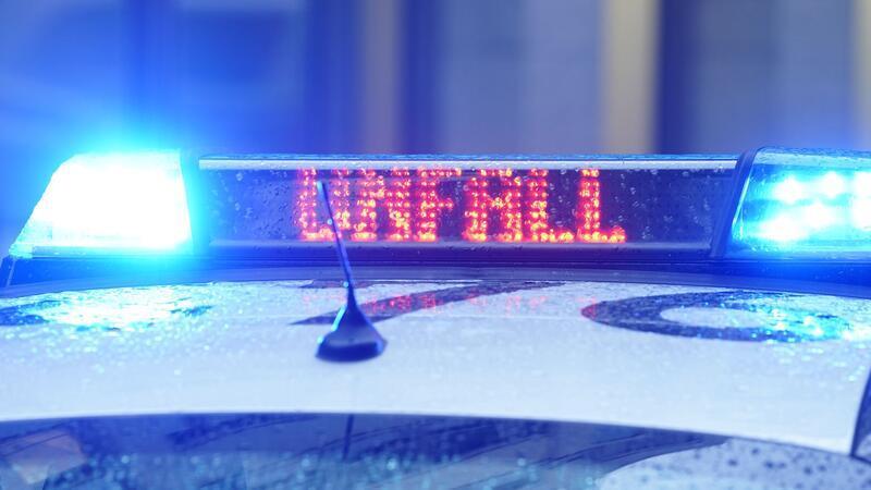 Beamte fanden den Mann letztlich in seiner Wohnung. (Symbolbild)