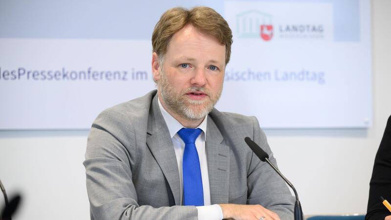 Beamte in Niedersachsen sollen mehr Geld erhalten. 