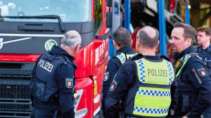 Beamte konrollieren an der Raststätte Stillhorn-Ost einen Lkw.