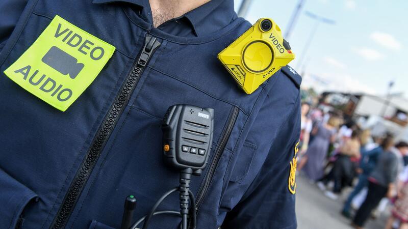 Beamte sind mit Bodycams unterwegs. (Archivbild)