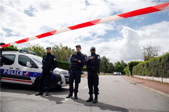 Beamte stehen 2016 am Tatort in Magnanville bei Paris.