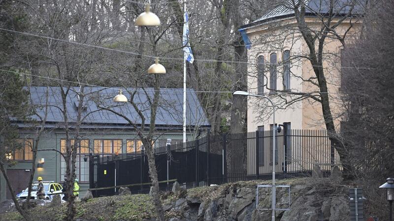 Beamte stehen in der Nähe der israelischen Botschaft. Hier wurde ein gefährlicher Gegenstand gefunden.