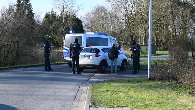 Razzia in Drochtersen und auf Mallorca: Haftbefehl vollstreckt – Polizei zieht Bilanz Beamte stoppen einen Mitarbeiter aus der Co.Net-Genossenschaft.