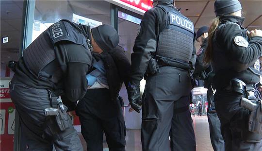 Beamte überprüfen bei einer Waffenverbots-Kontrolle im Dezember 2022 am Hamburger Hauptbahnhof einen Mann. An diesem Wochenende gibt es wieder eine solche Aktion, von Freitagnachmittag bis Sonntag sollen Waffen verboten sein. Die Bundespolizei will das kontrollieren. Foto: Steven Hutchings/TNN/dpa