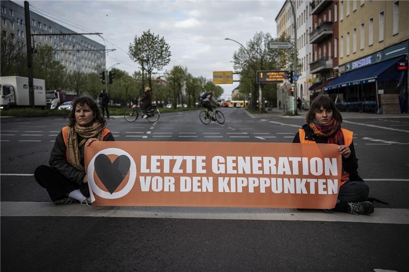 Forscher warnt vor Radikalisierung der Klima-Kleber Beamte von Polizei und Staatsanwaltschaft haben am Mittwoch in sieben Bundesländern Objekte der Klimaschutzgruppe Letzte Generation durchsucht. Foto: Paul Zinken/dpa