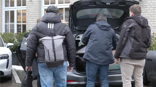 Beamte von Staatsanwaltschaft und Polizei haben am Freitagmorgen im Zusammenhang mit einem Sorgerechtsstreit der Unternehmerin C. Block mehrere Durchsuchungsbeschlüsse vollstreckt.