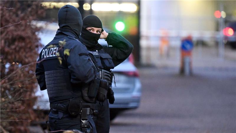 Beamte vor der Haftvorführung des mutmaßlichen Drahtziehers der Anschläge auf die Gasleitung Nord-Stream.