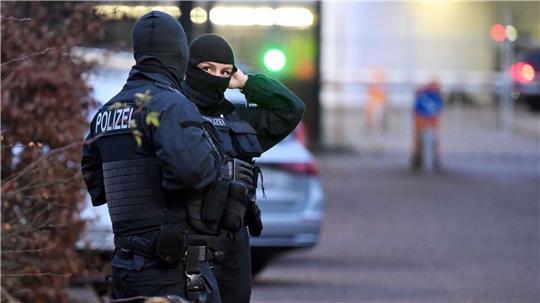 Beamte vor der Haftvorführung des mutmaßlichen Drahtziehers der Anschläge auf die Gasleitung Nord-Stream.