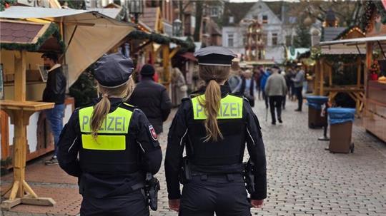 Beamtinnen der Polizei Stade auf Streife auf dem Weihnachtsmarkt.