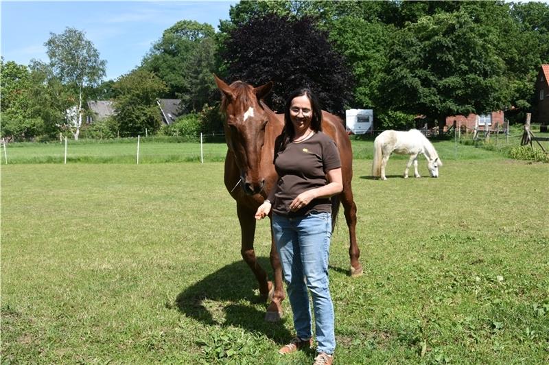 Beate Tobaben genießt die Zeit mit Frieda. Im Hintergrund grast Pony Bjarki. Fotos: Felsch