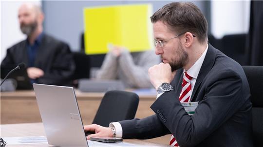 Beate Zschäpe sagt am OLG Dresden in Begleitung eines Anwalts aus.