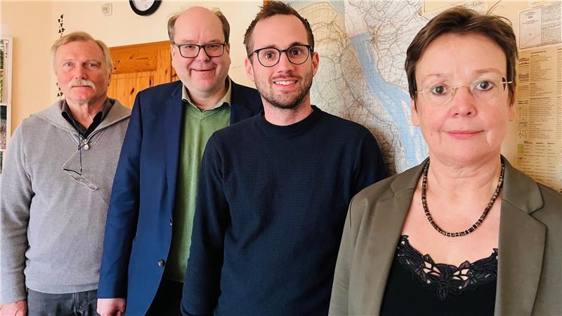 Beatrice Claus (WWF) und Heiner Baumgarten (BUND, links) stellten Niedersachsens Umweltminister Christian Meyer (2. von links) und dem Grünen Bundestagskandidaten Joachim Fuchs die Studie zur Wirtschaftlichkeit der Elbvertiefung vor.