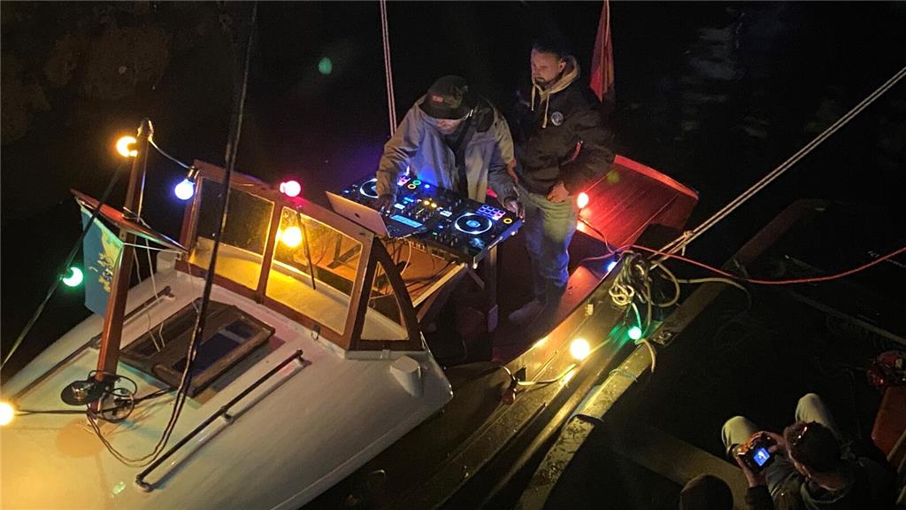 Beats vom Boot: Das Tuckerboot als DJ-Schiff. 