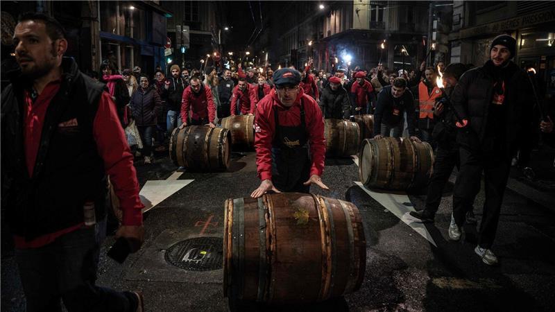 Beaujolais Nouveau 2025: Winzer in Lyon und Beaujeu feiern offiziellen Verkaufsbeginn.