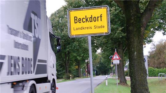 Beckdorf ist gewachsen - dadurch stehen die Ortsschilder nicht mehr am Ortsanfang.