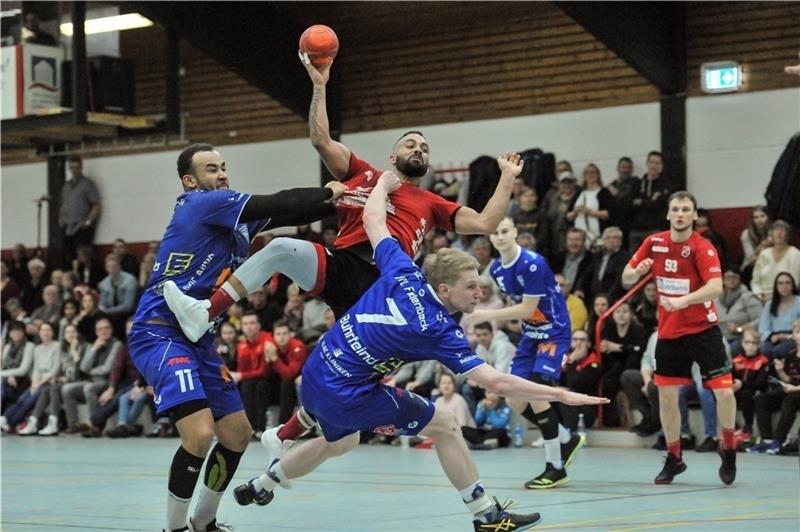 Beckdorfs Michael-Leon Williams setzt sich artistisch gegen Paul Mbanefo (links) und Jonas Buhrfeind durch. Williams lieferte eine starke Leistung ab und erzielte zwei Tore. Foto: Jan Iso Jürgens