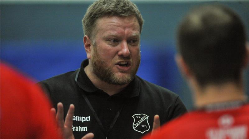 Beckdorfs Trainer Robert Frahm sieht gegen Schaumburg mehr als 20 Fehlwürfe seiner Mannschaft.