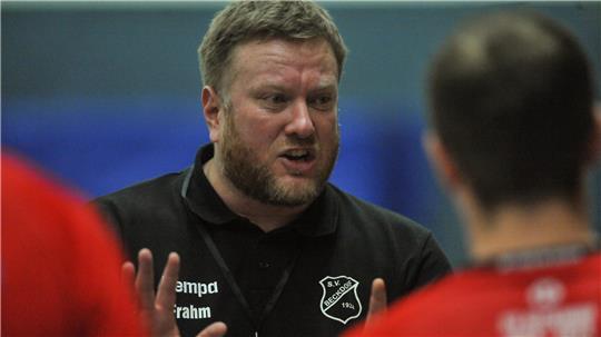 Beckdorfs Trainer Robert Frahm sieht gegen Schaumburg mehr als 20 Fehlwürfe seiner Mannschaft.