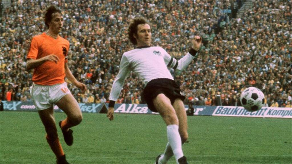 Beckenbauer absolvierte 103 Länderspiele, gewann als Spieler und Trainer bei Wel...