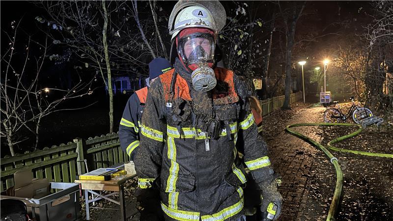 150 Feuerwehrleute retten Altländer Kulturerbe: Chronik der Jorker Feuernacht Bedeckt vom Torf: Die Feuerwehr musste die Zwischendecken aufbrechen, um das Feuer zu bekämpfen.