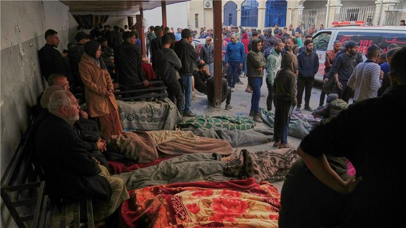 Bedeckte Leichen von Menschen, die bei nächtlichen Luftangriffen der israelischen Armee auf den Gazastreifen getötet wurden.