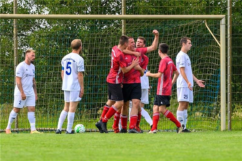 Bediente und bedröppelte Estebrügger müssen beim 0:4-Saisonauftakt den Mu/Ku-Spielern beim Feiern zuschauen. Foto: Schmietow