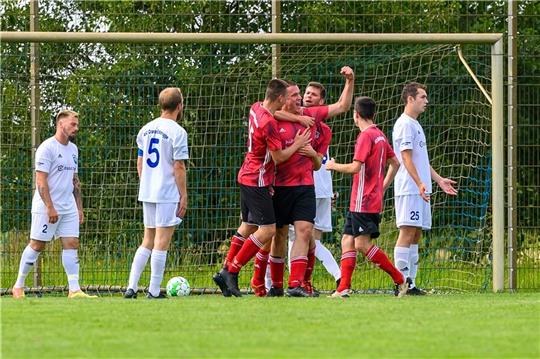 Bediente und bedröppelte Estebrügger müssen beim 0:4-Saisonauftakt den Mu/Ku-Spielern beim Feiern zuschauen. Foto: Schmietow