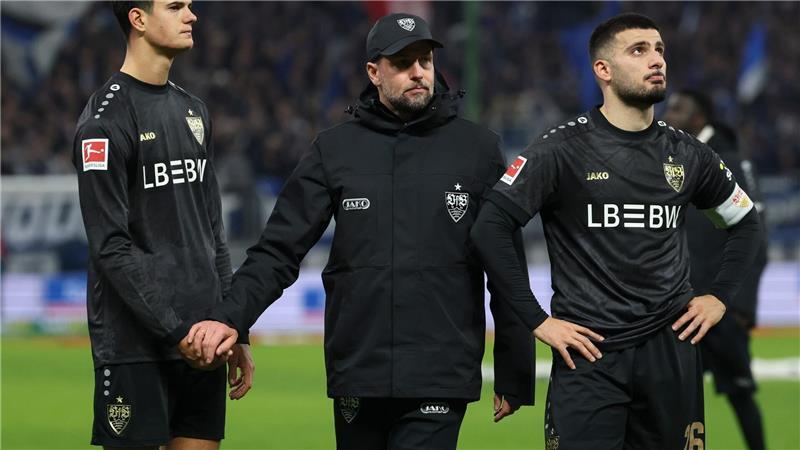 „War Wahnsinn“: Hoeneß treiben spezielle HSV-Duelle an Bedröppelte Stuttgarter: Das Hinspiel beim Hamburger SV verlor der VfB mit 1:2. (Archivbild)